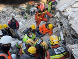 Members of the SAR team help the survivors out of the collapsed buiding in Hatay province. Photo: Courtesy of the Security Bureau